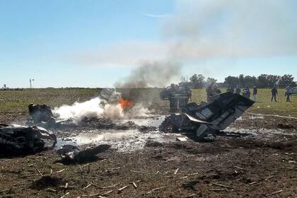 Sólo quedaron restos humeantes de la aeronave que cayó en General Villegas