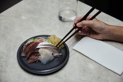 Solo reciben pesca fresca y de temporada, con la que componen el menú de cada día a gusto del sushiman.