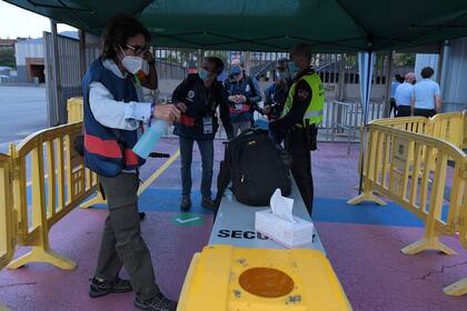 Sólo seis periodistas fueron acreditados para el partido y en el ingreso debieron cumplir con todas las medidas sanitarias