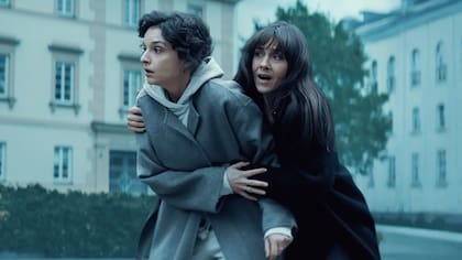 Solo una mirada siembra su secreto en el seno de un entorno familiar