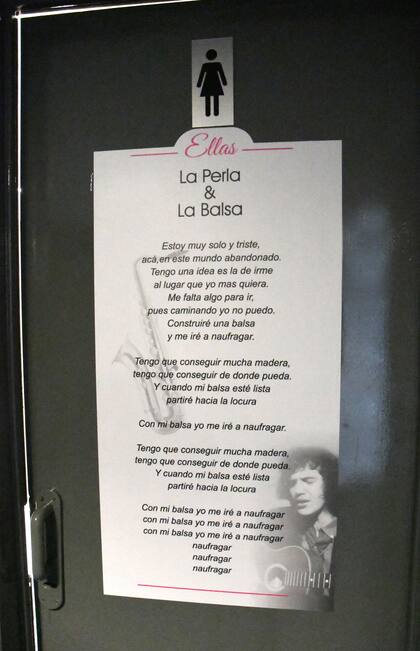 Sólo una placa y una letra de la canción en sus baños recuerdan el momento en el que se compuso "La Balsa"