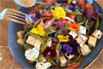 Solo uno de los tantos platos increíbles que se puede disfrutar en Los Cabos; una ensalada con hojas de Nopal preparada en Monte Cardón