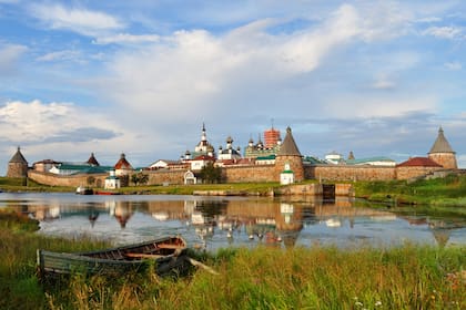 Solovetski pasó de ser un monasterio rico al primer campo soviético de prisioneros y el más grande del norte de Rusia. Tras la caída de la URSS, en 1991, la iglesia ortodoxa recuperó el edificio y los monjes lograron restituirle su esencia religiosa.