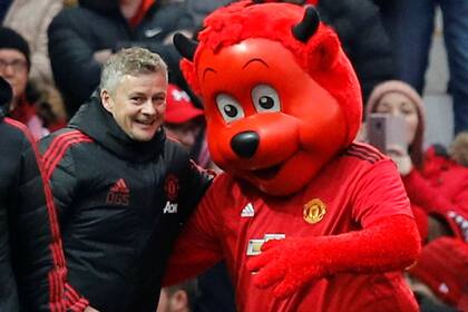 Solskjaer y un diálogo con la mascota de su equipo: ¿qué se habrán dicho?