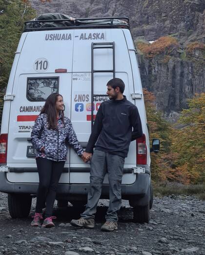 Solventan el viaje con el canal de YouTube Caminando el Mundo y tienen una tienda online de accesorios de viaje