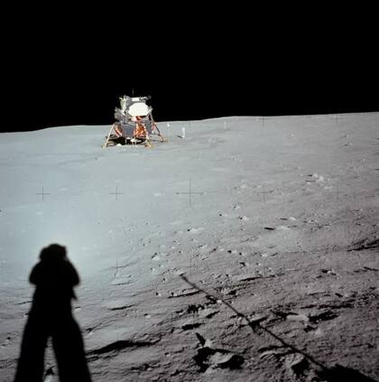 Sombra de Neil Armstrong frente al módulo lunar en la base Tranquilidad (NASA)