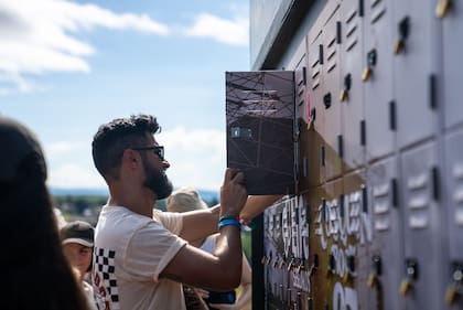Sombra y sillones: Life Seguros llevó bienestar al Cosquín Rock 2025.