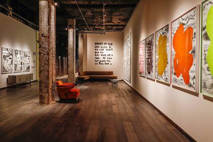 Sombras de un hechizo, es la exhibición individual de la artista Adriana Carambia que se exhibe en el espacio.