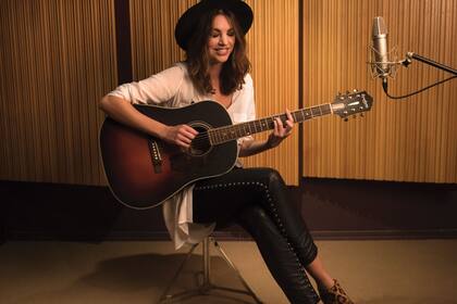 Sombrero (Cher), camisa (Chocolate, $1700), pantalón (Cher), botas (Hush Puppies, $2800)