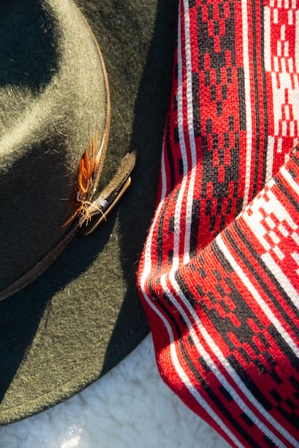Sombrero y foulard como parte de los artículos Guenguel, confeccionados con fibra de guanaco.