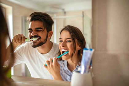 Someter los dientes a un exceso de agentes blanqueadores puede provocar daños en el esmalte, la dentina y la pulpa, e incluso podría resultar en necrosis del nervio, infección o pérdida de dientes
