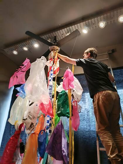 ¿Somos conscientes de cuánto plástico hay en nuestras casas? La pregunta es la antesala de Plasticeno, la intervención de la joyera contemporánea Laura Leyt en el local de arte y antigüedades Deyá (Arenales 1143)