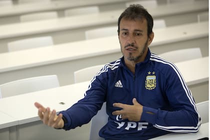 “Somos exitistas y estamos pagando esta transición”, cuenta Batista sobre la renovación del fútbol argentino