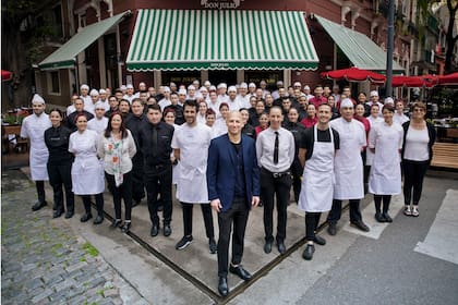 “Somos familia y vivimos la gastronomía con el concepto de la hospitalidad, deseamos que vengan a visitarnos a casa”, dice Rivero.
