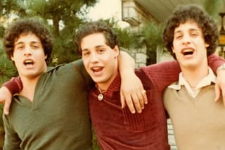 La trágica vida de los trillizos separados al nacer por un experimento científico