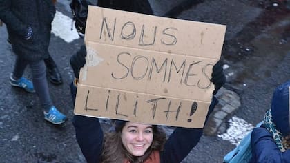 "¡Somos Lilith!", dice el cartel de esta chica en una marcha en Francia, 2018.