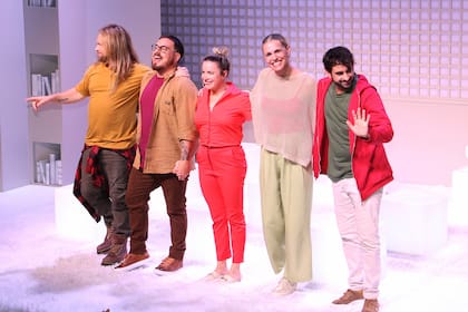 Somos nosotros cuenta con las actuaciones de Denise Dumas, Fede Bal, Sofía Pachano, Germán "Tripa" Tripel y Lionel Arostegui