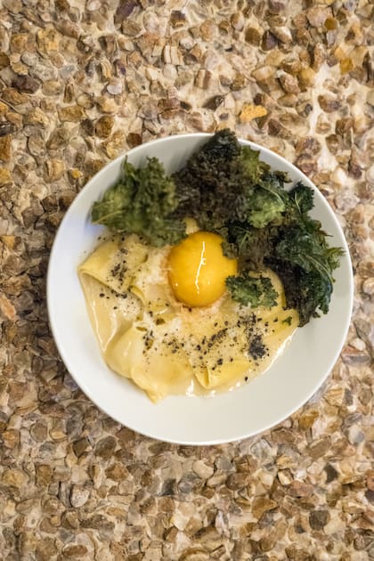 Papardelle con parmesano, huevo, caldo de miso, yema curada y kale deshidratado y ahumado.