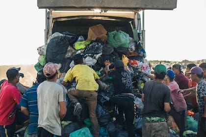 Son 150 familias las que cartonean en el basural en busca de objetos y materiales para sus casas o para vender