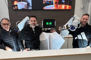 Son argentinos y crearon un robot que sirve café en pleno Palermo