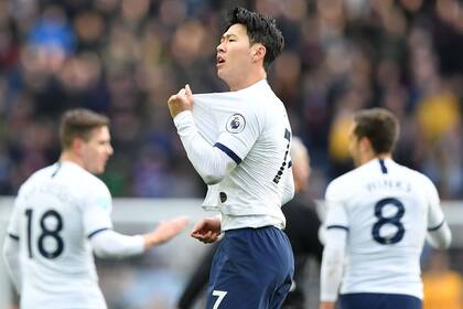 Son celebra el gol que le dio el triunfo a Tottenham en el último minuto del partido ante Aston Villa