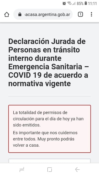 Son cientos los argentinos que no logran sacar la autorización a través de la página web oficial. "Es desesperante. Pasamos noches sin dormir", aseguran.