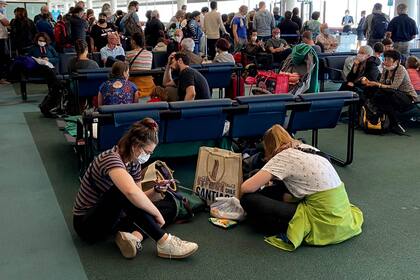 Son cientos los argentinos varados en el aeropuerto de Santiago de Chile 