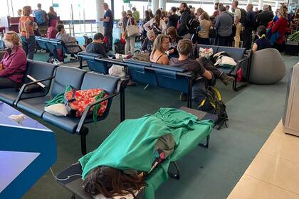 Son cientos los argentinos varados en el aeropuerto de Santiago de Chile 