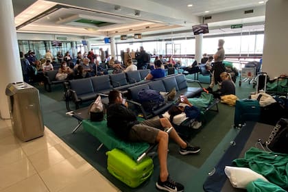 Son cientos los argentinos varados en el aeropuerto de Santiago de Chile 