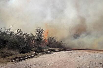 Los incendios continúan con grandes focos en Córdoba. El trabajo de los bomberos motivó el emotivo gesto de Lorenzo