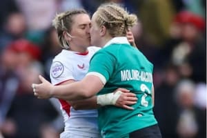 El destino las acomodó en un mismo vuelo, se casaron, y ahora son rivales en el Seis Naciones