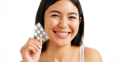 Son fáciles de pegar en la piel, pues tienen una adherencia similar a la de una cinta, y se venden en colores translúcidos para hacerlos menos evidentes