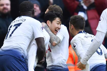 Son Heung celebra la apertura del marcador para el Tottenham