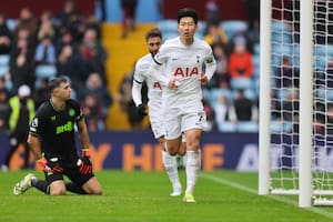 El arquero tuvo un día negro con Aston Villa, que fue aplastado por un Tottenham en racha