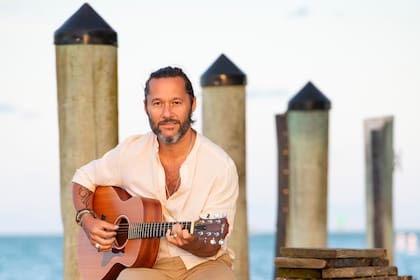 "Son historias de vida, esas que mi madre le cantaba a los inmigrantes españoles que venían a la Argentina en esa época y que yo terminé cantándole a los inmigrantes, tanto argentinos como del resto de Latinoamérica, en España", cuenta Diego Torres sobre su nuevo disco