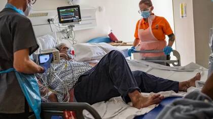 Son menos los ingresados por ómicron que necesitan respiración asistida que los hospitalizados en olas anteriores.