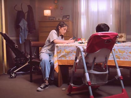Aunque suele estar más invisibilizado, el trabajo doméstico intensivo es otra de las formas que toma el trabajo infantil que se caracteriza, principalmente, por las tareas de limpieza, cocina y cuidado de niños y abuelos (Gentileza: Campaña #GuardavidasDeLaInfancia, de Unicef)
