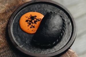 El restaurante de Palermo que tiene una empanada negra como plato estrella: de qué está hecha y sus beneficios