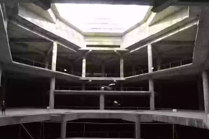 Son pocas las imágenes que se conocen del interior de este rascacielos (Captura: YouTube @ZoeDiscovers)