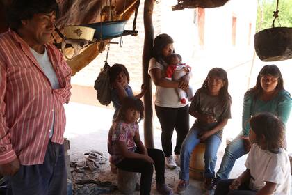 Son seis mujeres y cuatro varones. Tienen ojos tristes, las caras marcadas por el sol, los dientes rotos, los pantalones y las remeras sucias, las miradas desviadas