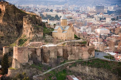 Son varias las colinas sobre las que se asienta Tiflis. Aquí se ve la fortaleza de Narikala (s. IV). Junto a ella, la iglesia de San Nicolás, del siglo XIII, pero reconstruida en 1997.