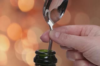 ¿Mito o realidad: poner una cuchara en la botella de champagne o cerveza evita que pierda gas?