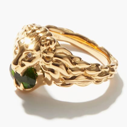 Son varios los modelos de este anillo que existen en el mundo de la marca Gucci, muchos de los cuales traen incrustados piedras preciosas