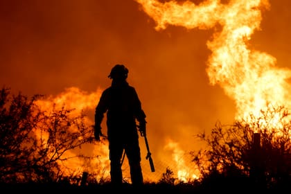 Soñar con apagar el fuego puede significar el mandato inconsciente de no postergar más determinada actividad que se estuvo evitando (AP Foto/Nicolas Aguilera)