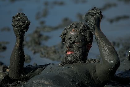 Soñar con caerse en el barro: ¿qué significa?