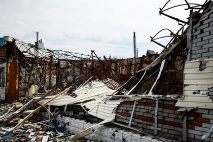 Soñar con una casa que se derrumba significa que el subconsciente intenta transmitir la inseguridad que percibe y ciertas emociones como el miedo, la inestabilidad y baja autoestima para encarar diferentes cuestiones de la vida
