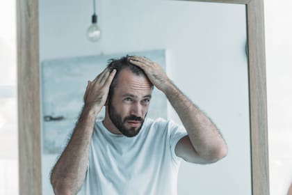 Soñar que se cae el cabello, ya sea en mechones o mechones, puede significar que la persona tiene miedo de envejecer o que se siente menos atractiva