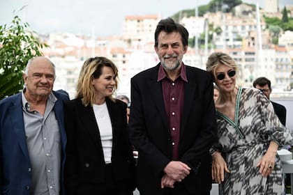 ¡Hay equipo! Los actores Teco Celio, Barbora Bobulova y Margherita Buy junto al director Moretti antes de presentarse en la conferencia de prensa  