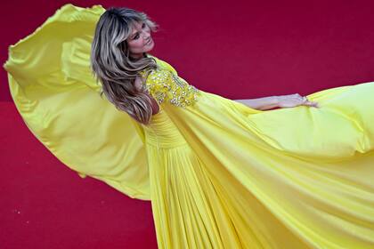 La modelo Heidi Klum deslumbró con su vestido amarillo sobre la alfombra roja del Festival de Cannes
