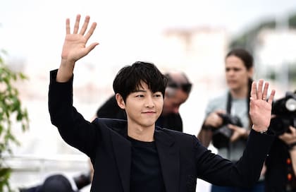 El actor surcoreano Song Joong-Ki, con un look informal, durante su encuentro con los fotógrafos en Cannes